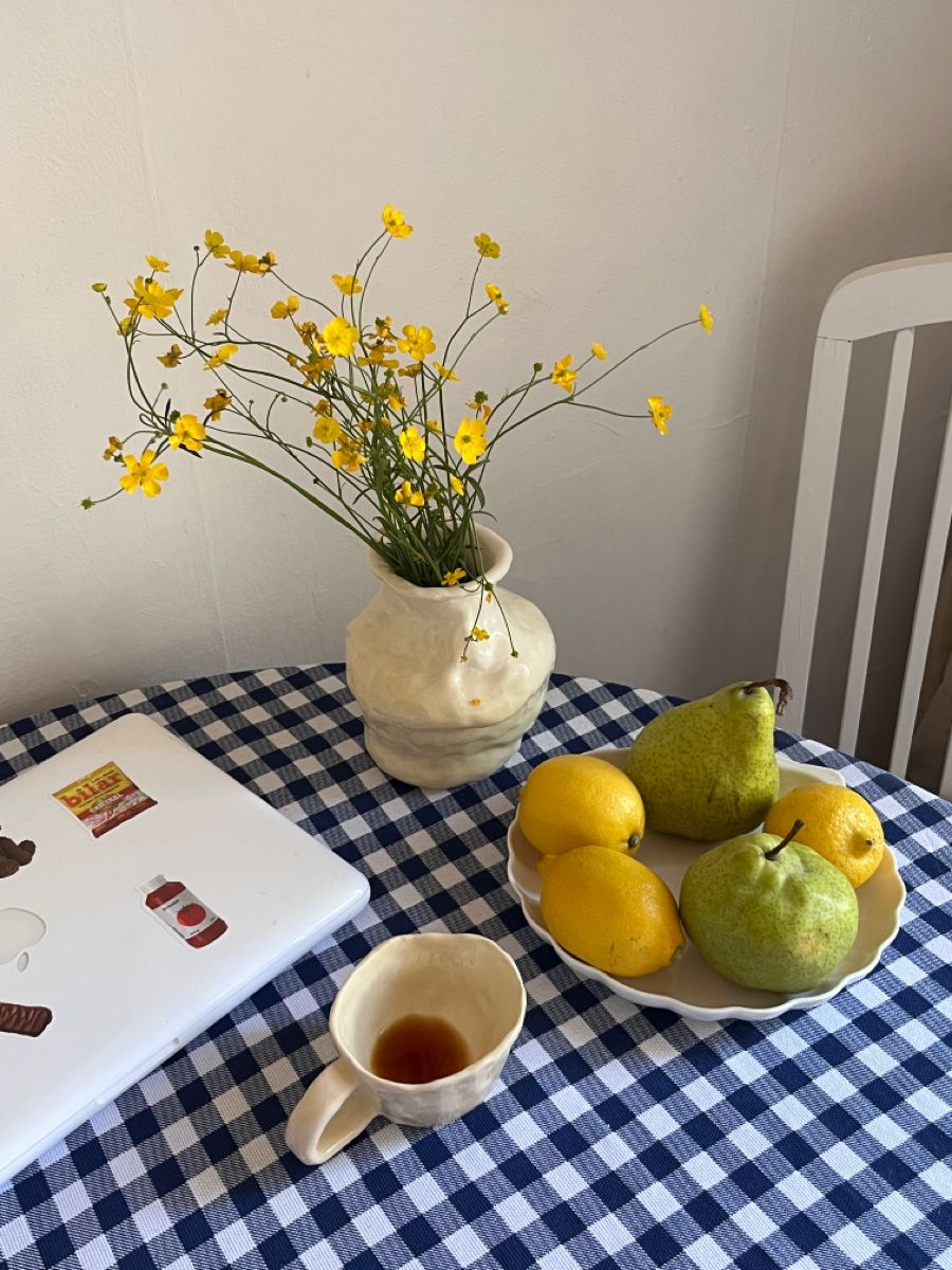 Tableware arranged for relaxed everyday dining